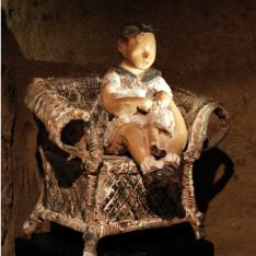 Bimba con bambola su poltrona 1 -- terracotta policroma, 2008